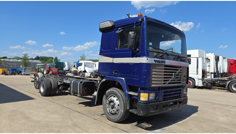 Volvo F 12 - 360 (FULL STEEL SUSPENSION / MANUAL PUMP / SUSP. LAMES / 6X2) - شاحنة هيكل كابينة: صورة 3 Volvo F 12 - 360 (FULL STEEL SUSPENSION / MANUAL PUMP / SUSP. LAMES / 6X2) - شاحنة هيكل كابينة: صورة 3