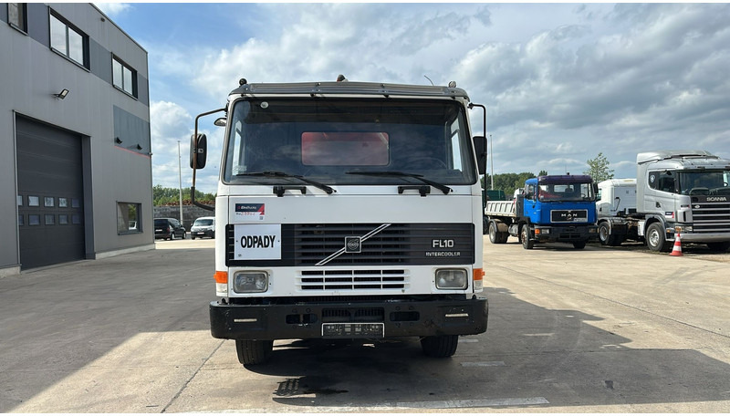 Volvo FL 10 - 280 (12.000L / POMPE MANUELLE / MANUAL PUMP / BOITE MANUELLE / MANUAL GEARBOX) - شاحنة الشفط: صورة 2 Volvo FL 10 - 280 (12.000L / POMPE MANUELLE / MANUAL PUMP / BOITE MANUELLE / MANUAL GEARBOX) - شاحنة الشفط: صورة 2