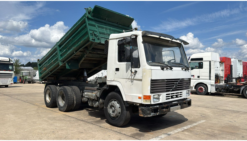 Volvo FL 10 - 280 (LAMES / POMPE MANUELLE / MANUAL PUMP / 6X4 / STEEL SUSP.) - شاحنة قلاب: صورة 2 Volvo FL 10 - 280 (LAMES / POMPE MANUELLE / MANUAL PUMP / 6X4 / STEEL SUSP.) - شاحنة قلاب: صورة 2