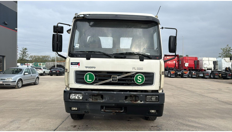 Volvo FL 220 (FULL STEEL SUSP. / 10 BOLTS / 18 TONS / VERY CLEAN CHASSIS !!! / CHASSIS 5.50M LENGHT) - شاحنة هيكل كابينة: صورة 2 Volvo FL 220 (FULL STEEL SUSP. / 10 BOLTS / 18 TONS / VERY CLEAN CHASSIS !!! / CHASSIS 5.50M LENGHT) - شاحنة هيكل كابينة: صورة 2