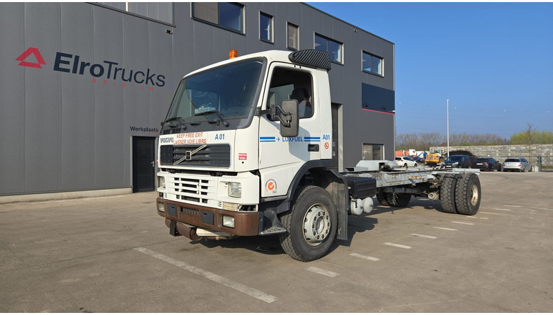 Volvo FM 7 - 290 (60.000 KM ORIGINAL !!! / POMPE MANUELLE / LAMES / GRAND PONT / EX AEROPORT) - شاحنة هيكل كابينة: صورة 1 Volvo FM 7 - 290 (60.000 KM ORIGINAL !!! / POMPE MANUELLE / LAMES / GRAND PONT / EX AEROPORT) - شاحنة هيكل كابينة: صورة 1