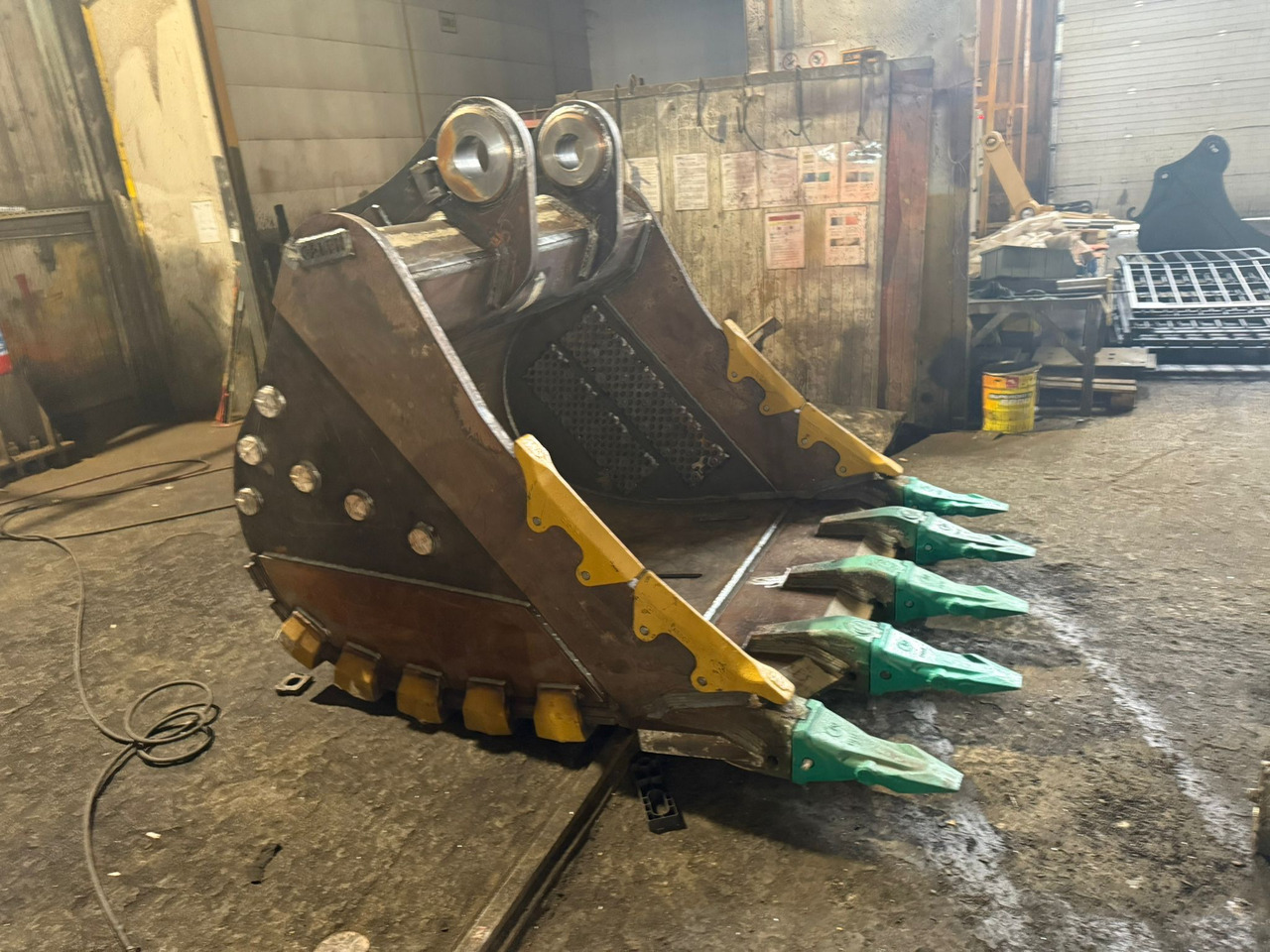 CAT 349 Armored Heavy Duty Bucket - بكت حفار - حفار زحاف: صورة 3 CAT 349 Armored Heavy Duty Bucket - بكت حفار - حفار زحاف: صورة 3