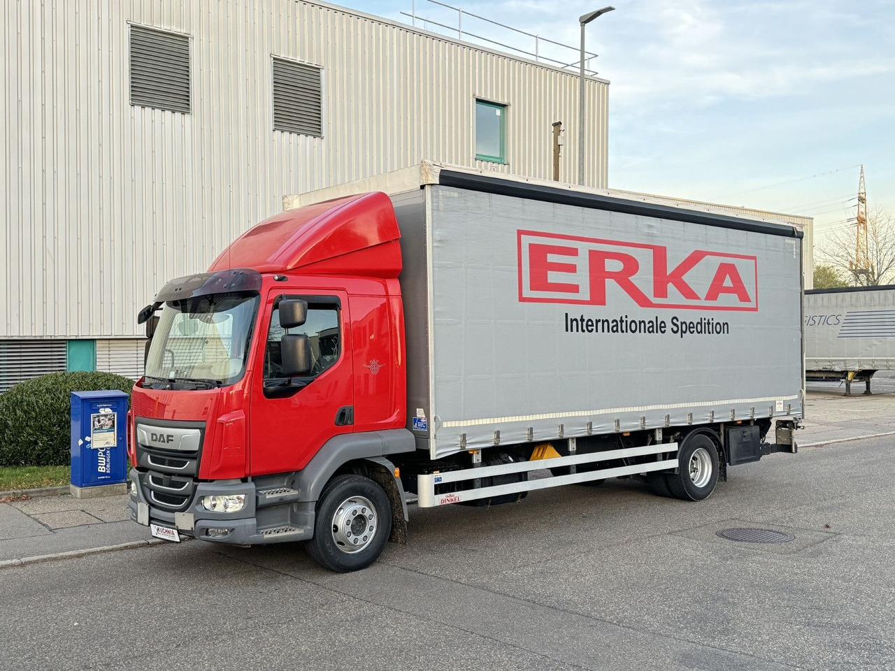 DAF LF 290 FA 16t L-Haus Schiebeplane 7,3m LBW AHK - شاحنة ستارة: صورة 1 DAF LF 290 FA 16t L-Haus Schiebeplane 7,3m LBW AHK - شاحنة ستارة: صورة 1