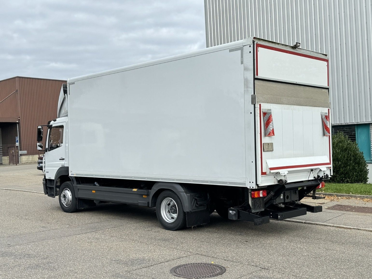Mercedes-Benz Atego 1221 L Koffer 6,1m LBW AHK Klima TOP - شاحنة مقفلة: صورة 5 Mercedes-Benz Atego 1221 L Koffer 6,1m LBW AHK Klima TOP - شاحنة مقفلة: صورة 5