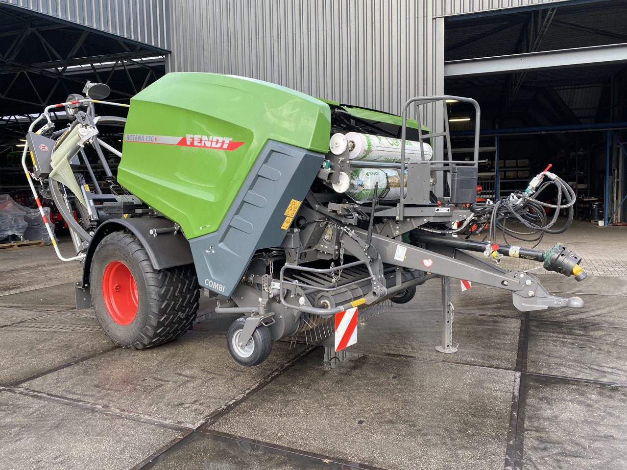 Fendt Rotana 130F Combi - آلة تغليف بالة التبن: صورة 1 Fendt Rotana 130F Combi - آلة تغليف بالة التبن: صورة 1
