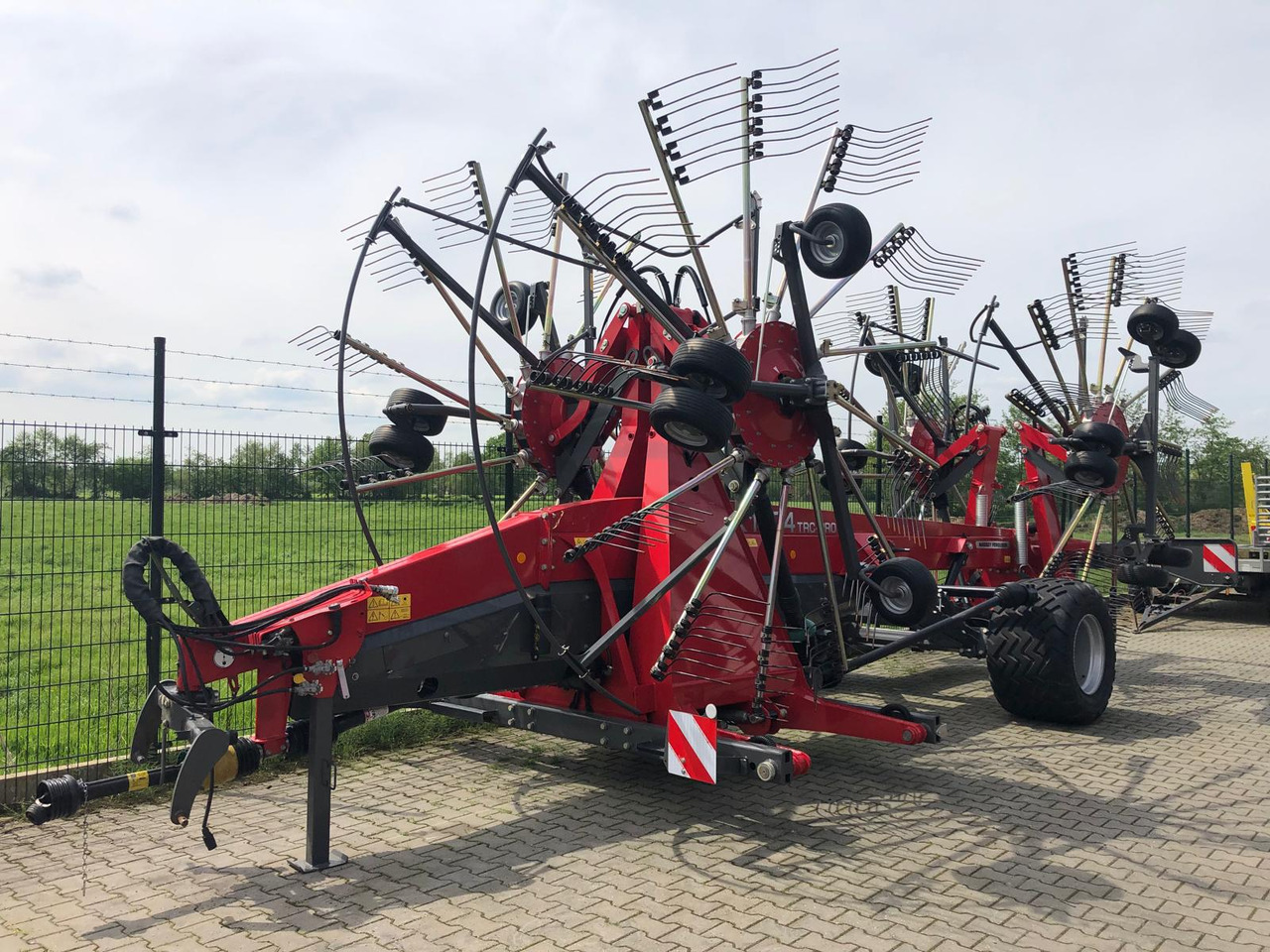 Massey Ferguson RK 1404 TRC-PRO - آلة تيبيس العشب/ آلة جمع العشب: صورة 1 Massey Ferguson RK 1404 TRC-PRO - آلة تيبيس العشب/ آلة جمع العشب: صورة 1