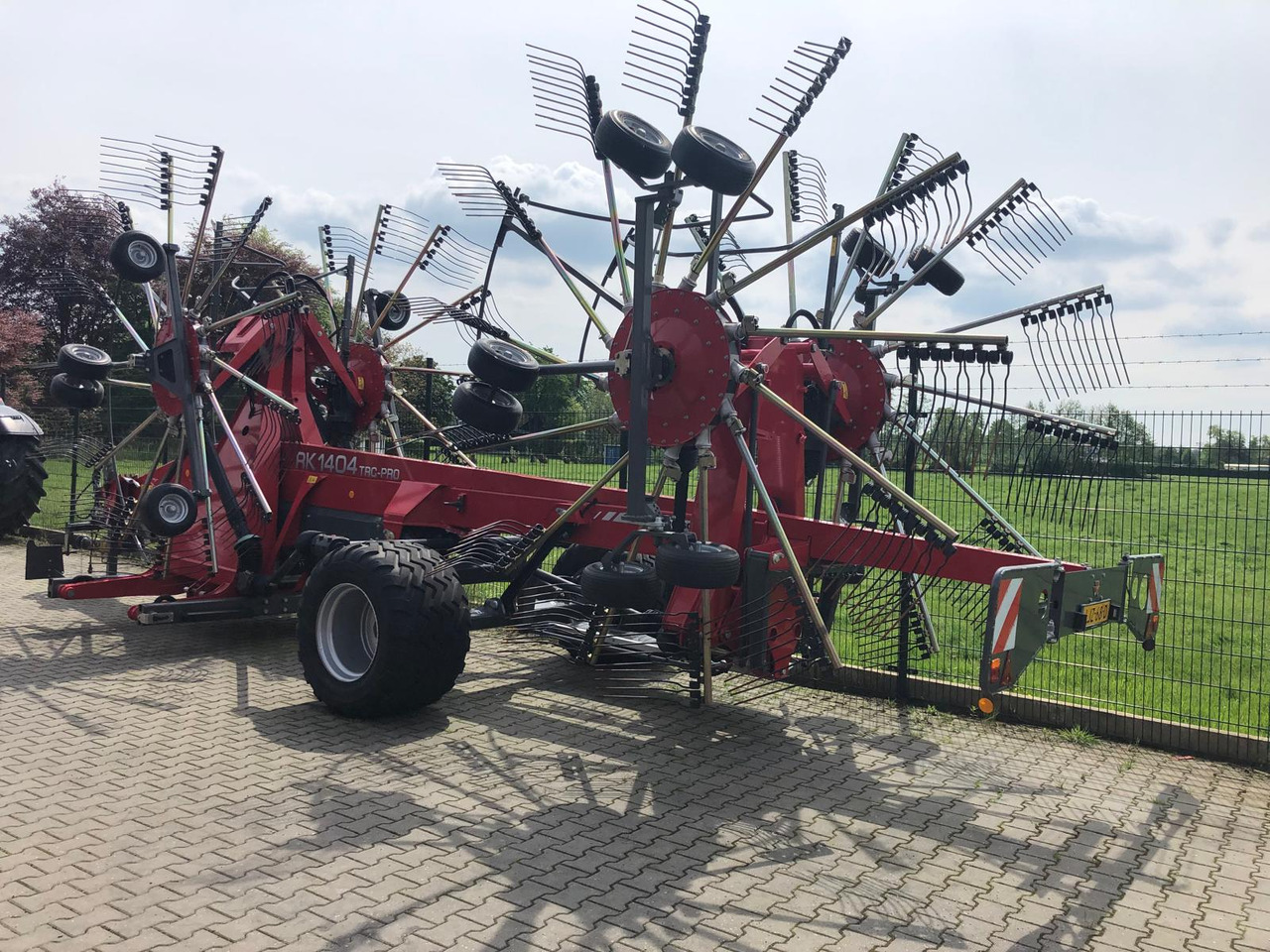 Massey Ferguson RK 1404 TRC-PRO - آلة تيبيس العشب/ آلة جمع العشب: صورة 2 Massey Ferguson RK 1404 TRC-PRO - آلة تيبيس العشب/ آلة جمع العشب: صورة 2