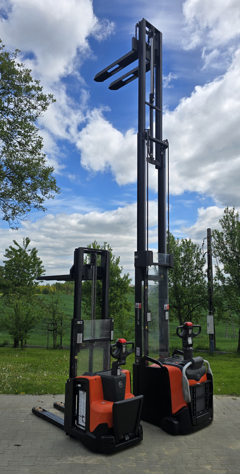 Toyota SPE 160L 6000mm initial lift wstępne podnoszenie triplex - آلة التكديس: صورة 1 Toyota SPE 160L 6000mm initial lift wstępne podnoszenie triplex - آلة التكديس: صورة 1