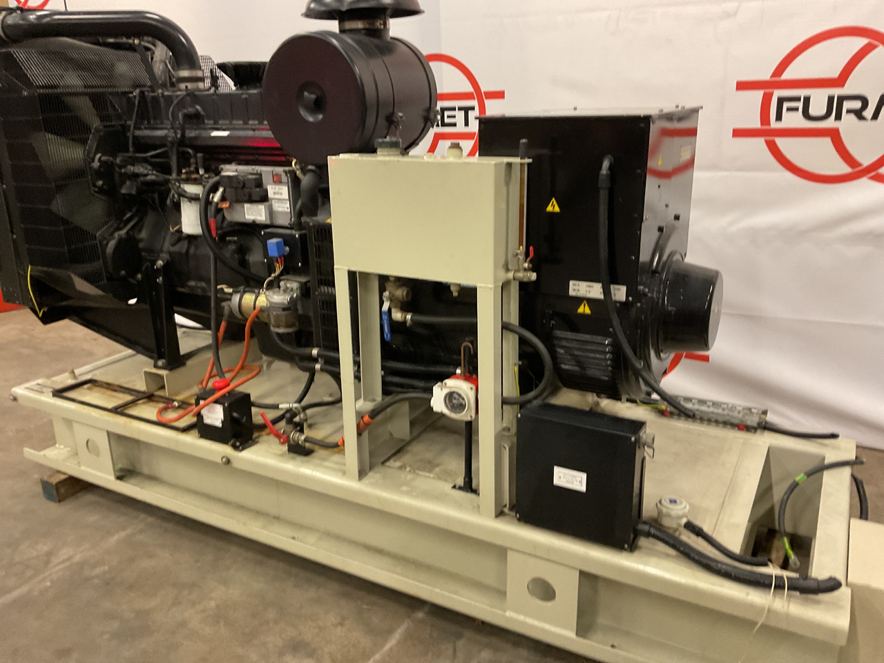 Perkins 250KVA, low standby hours and very complete. - مجموعة المولدات: صورة 4 Perkins 250KVA, low standby hours and very complete. - مجموعة المولدات: صورة 4