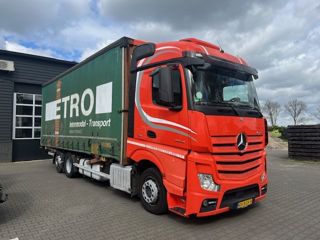 Mercedes Benz Actros 2642 6x2 Mega BDF met zeilbak - شاحنة ستارة: صورة 2 Mercedes Benz Actros 2642 6x2 Mega BDF met zeilbak - شاحنة ستارة: صورة 2