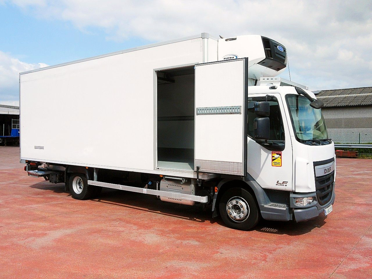 DAF 180.12 LF FA KUHLKOFFER CARRIER SUPRA 850 MULTI - شاحنة الفريزر: صورة 3 DAF 180.12 LF FA KUHLKOFFER CARRIER SUPRA 850 MULTI - شاحنة الفريزر: صورة 3
