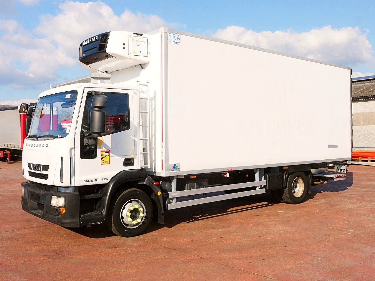 Iveco 140E18 FLEISH KUHLKOFFER CARRIER SUPRA 550 LBW Iveco 140E18 FLEISH KUHLKOFFER CARRIER SUPRA 550 LBW - شاحنة الفريزر: صورة 4 Iveco 140E18 FLEISH KUHLKOFFER CARRIER SUPRA 550 LBW Iveco 140E18 FLEISH KUHLKOFFER CARRIER SUPRA 550 LBW - شاحنة الفريزر: صورة 4