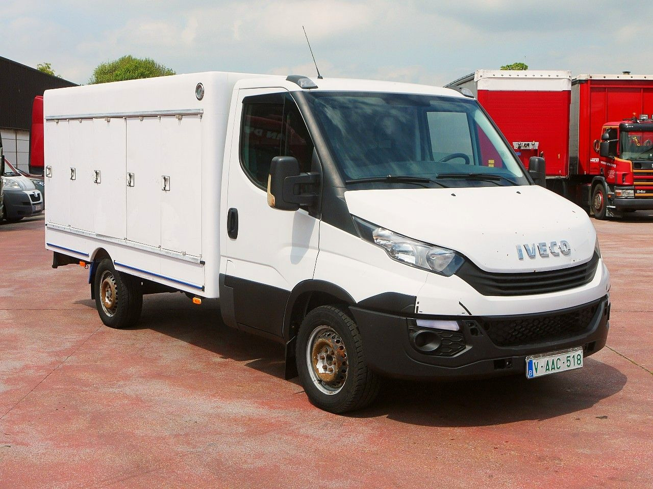 Iveco 35S12 DAILY ISOTHERM KOFFER 5 TURIG / AIRCO - شاحنة مُبرّدة للتوصيل: صورة 2 Iveco 35S12 DAILY ISOTHERM KOFFER 5 TURIG / AIRCO - شاحنة مُبرّدة للتوصيل: صورة 2
