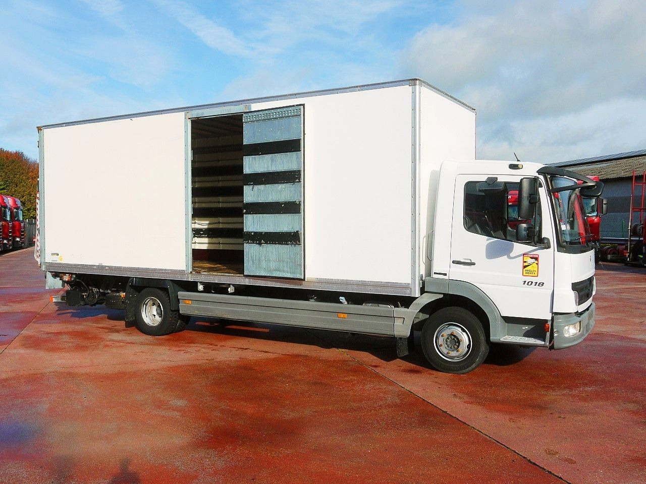 Mercedes-Benz 1018 ATEGO MEUBEL KOFFER A/C LBW LUFT 112tkm - شاحنة مقفلة: صورة 3 Mercedes-Benz 1018 ATEGO MEUBEL KOFFER A/C LBW LUFT 112tkm - شاحنة مقفلة: صورة 3