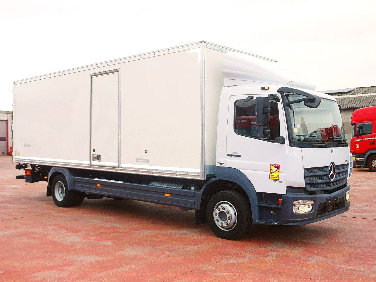 Mercedes-Benz 1218 ATEGO MEUBEL KOFFER A/C 124 Tkm - شاحنة مغلقة الصندوق: صورة 2 Mercedes-Benz 1218 ATEGO MEUBEL KOFFER A/C 124 Tkm - شاحنة مغلقة الصندوق: صورة 2