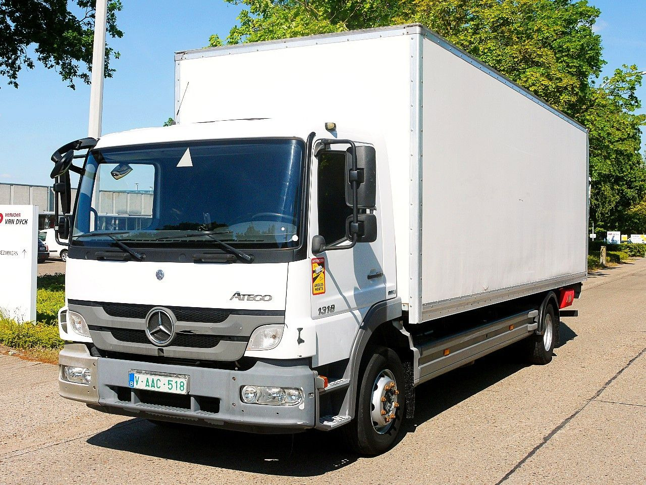 Mercedes-Benz 1318 ATEGO MEUBEL KOFFER LBW MANUAL LUFTFEDERNG - شاحنة مقفلة: صورة 1 Mercedes-Benz 1318 ATEGO MEUBEL KOFFER LBW MANUAL LUFTFEDERNG - شاحنة مقفلة: صورة 1