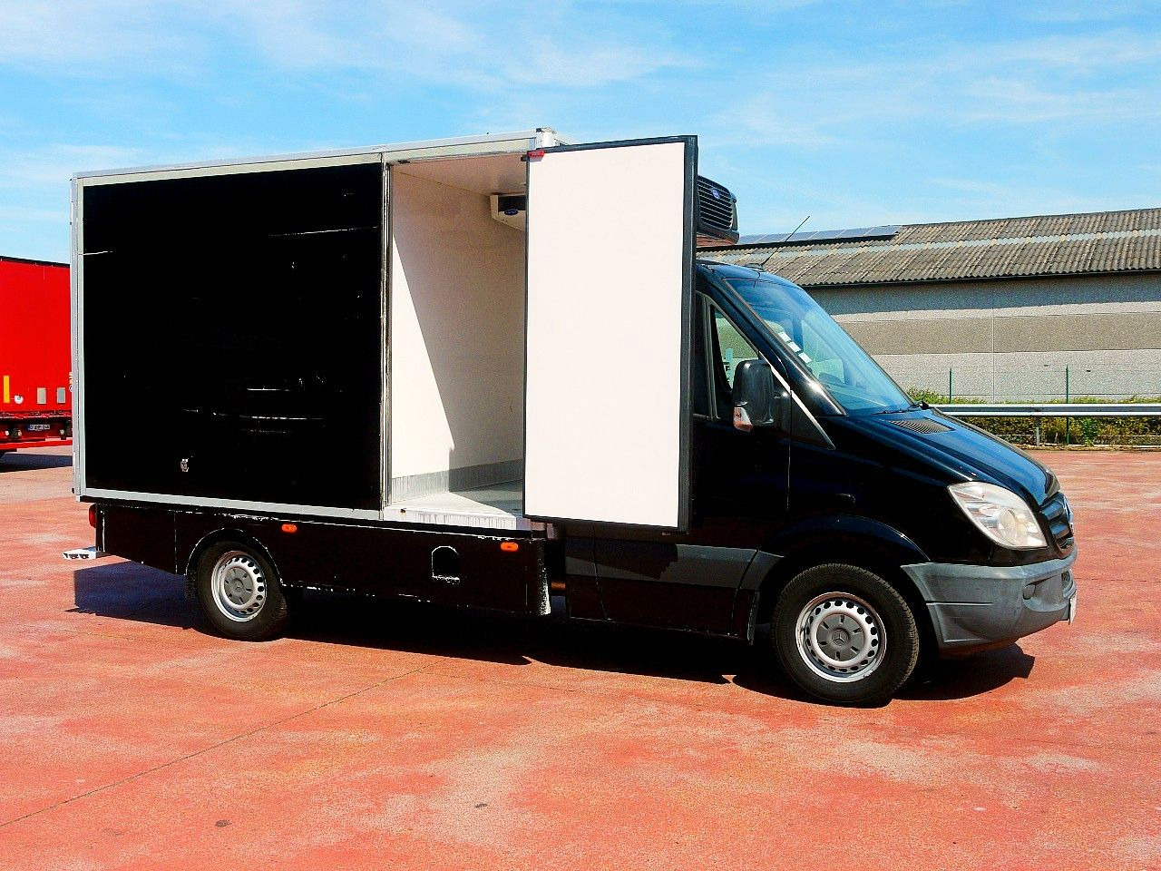 Mercedes-Benz 319 SPRINTER V6 KUHLKOFFER CARRIER PULSOR 600 MT - شاحنة مُبرّدة للتوصيل: صورة 3 Mercedes-Benz 319 SPRINTER V6 KUHLKOFFER CARRIER PULSOR 600 MT - شاحنة مُبرّدة للتوصيل: صورة 3
