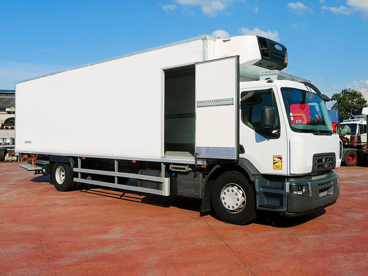 Renault D19.280 KUHLKOFFER CARRIER SUPRA 1150 MT - شاحنة الفريزر: صورة 3 Renault D19.280 KUHLKOFFER CARRIER SUPRA 1150 MT - شاحنة الفريزر: صورة 3