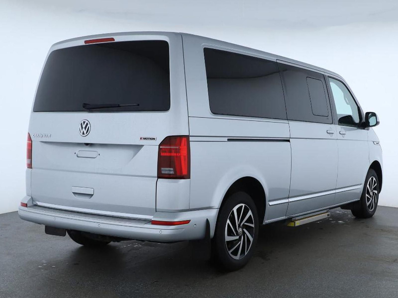Volkswagen T6.1 Caravelle Comfortl LR 4M NAV el. Trittstufe - حافلة صغيرة, ميكروباص: صورة 2 Volkswagen T6.1 Caravelle Comfortl LR 4M NAV el. Trittstufe - حافلة صغيرة, ميكروباص: صورة 2