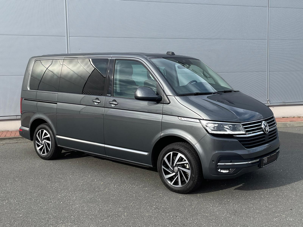 Volkswagen T6.1 Multivan Comfortline 4M ACC KAMERA SITZHZ - ميكروباص: صورة 2 Volkswagen T6.1 Multivan Comfortline 4M ACC KAMERA SITZHZ - ميكروباص: صورة 2