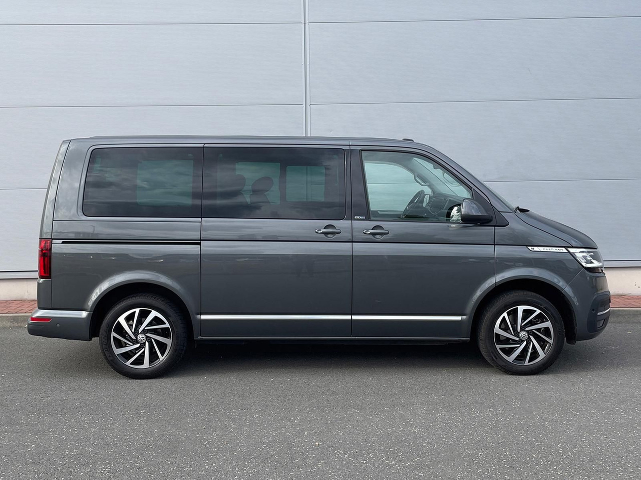 Volkswagen T6.1 Multivan Comfortline 4M ACC KAMERA SITZHZ - ميكروباص: صورة 5 Volkswagen T6.1 Multivan Comfortline 4M ACC KAMERA SITZHZ - ميكروباص: صورة 5