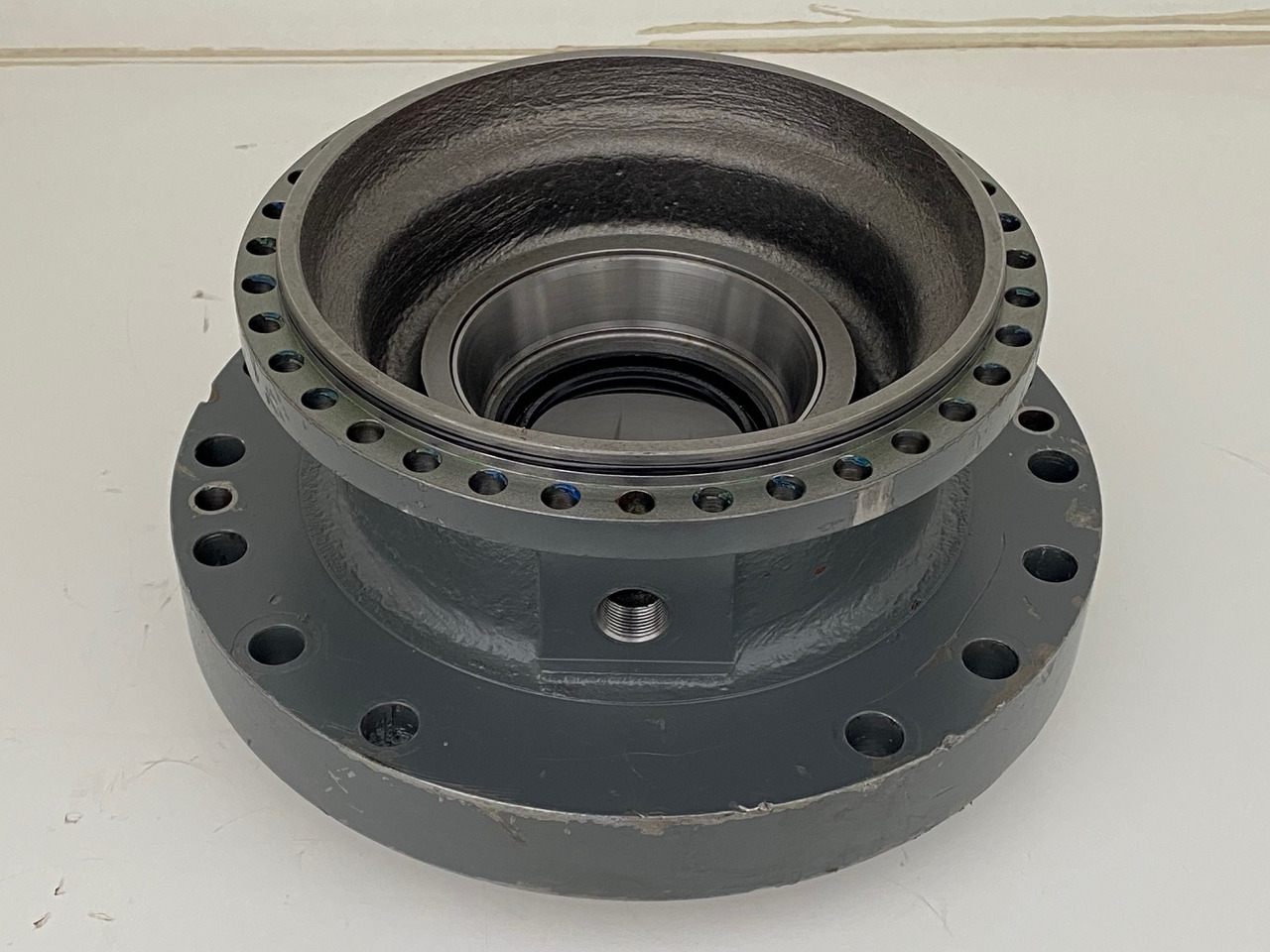 Liebherr Abtriebswellengehäuse ID-Nr.90015650 and Kegelrollenlager ID-Nr.761008503. - محرك سوينغ - حفار زحاف: صورة 1 Liebherr Abtriebswellengehäuse ID-Nr.90015650 and Kegelrollenlager ID-Nr.761008503. - محرك سوينغ - حفار زحاف: صورة 1