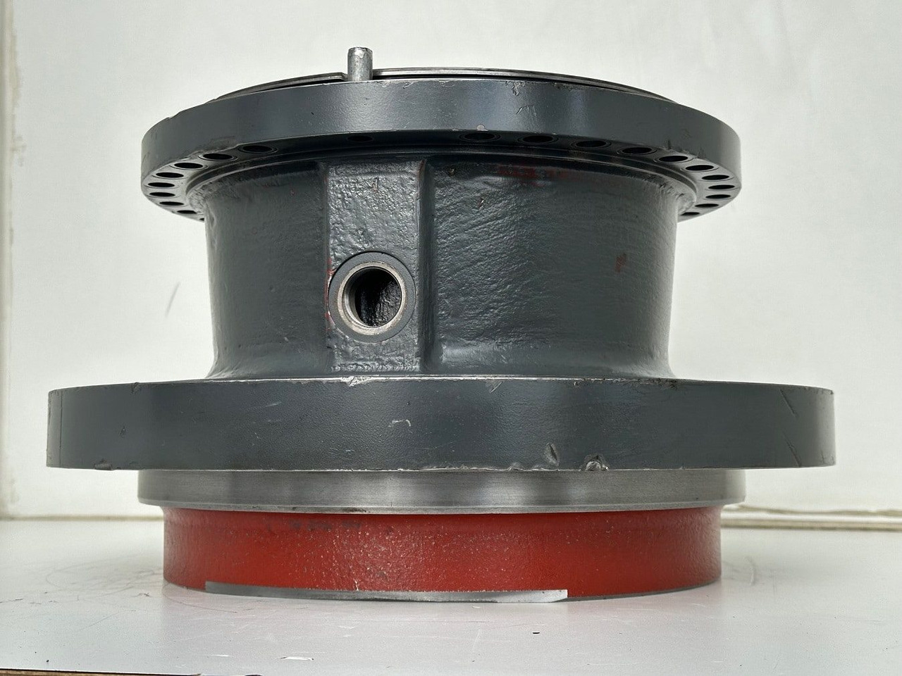 Liebherr Abtriebswellengehäuse ID-Nr.90021076. SAT325A296 - SAT325/294. R934-1550, R936, R938-1650, R940, R945-1866, R946, R950. #90021076.27.10# - محرك سوينغ - آلات البناء: صورة 2 Liebherr Abtriebswellengehäuse ID-Nr.90021076. SAT325A296 - SAT325/294. R934-1550, R936, R938-1650, R940, R945-1866, R946, R950. #90021076.27.10# - محرك سوينغ - آلات البناء: صورة 2