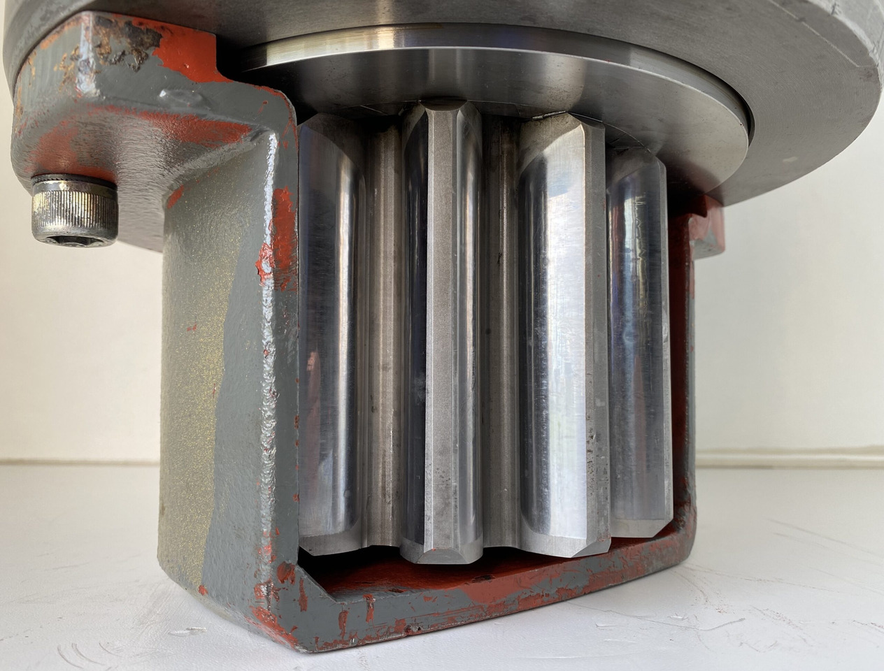 محرك سوينغ - آلات البناء Liebherr Abtriebswellengehäuse ID-Nr.9441707 mit Abtriebswelle ID-Nr.9441713.  SAT300/213 - SAT300/225 - SAT375/219.  A900 C-LI, A944 B-LI, E942,LOS942,LOS944,P942,P944,R942,R944, R944B.  #AB.1555#: صورة 15