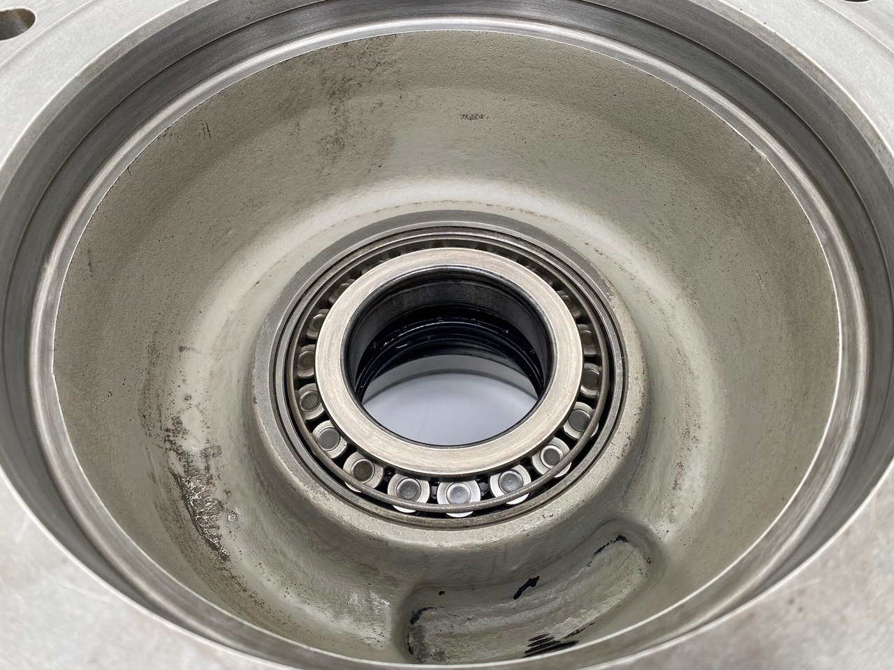 محرك سوينغ - حفار زحاف Liebherr Abtriebswellengehäuse ID-Nr.9442356 and Kegelrollenlager ID-Nr.746201501 - ID-Nr.746231101.: صورة 8