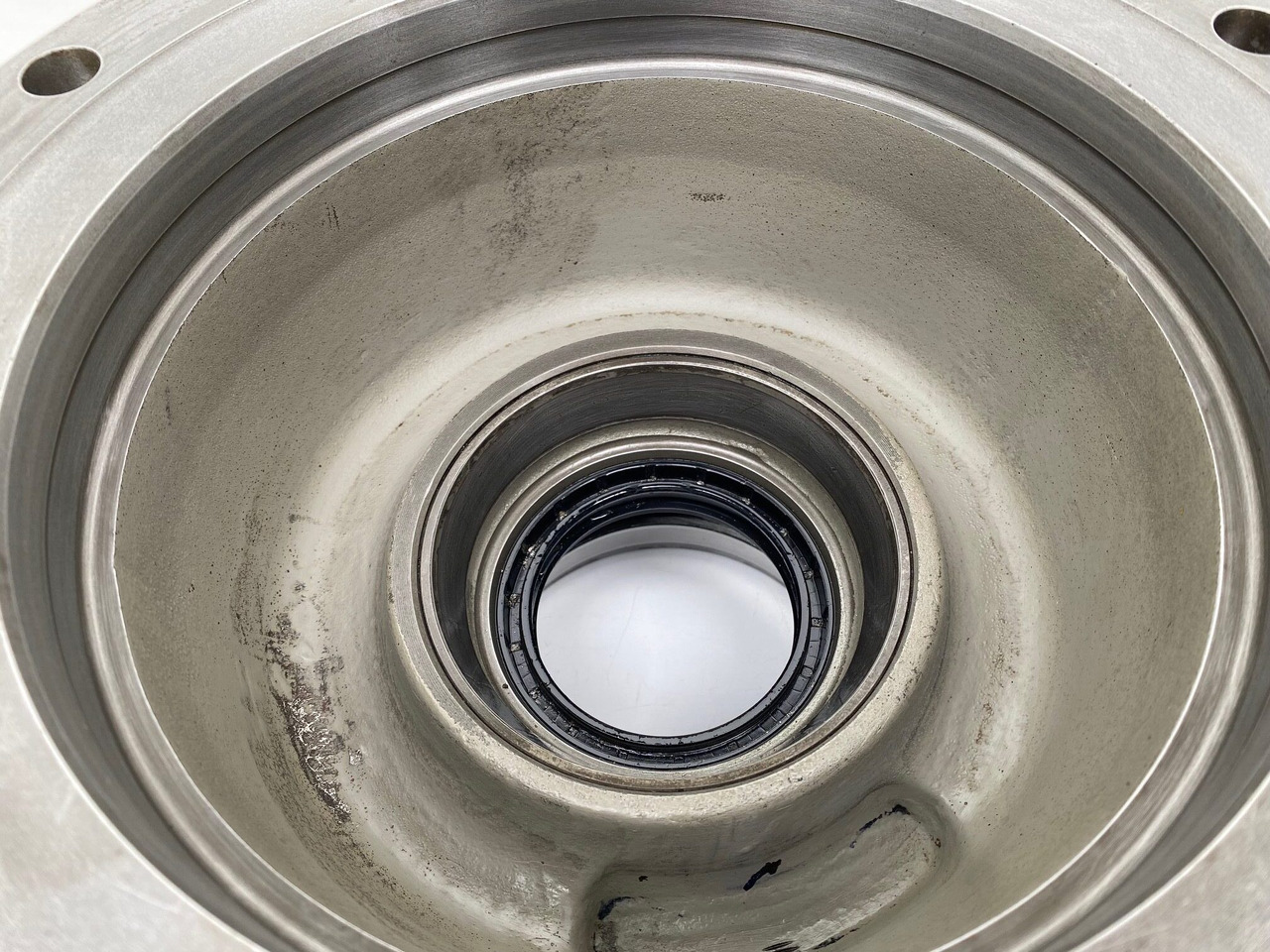 محرك سوينغ - حفار زحاف Liebherr Abtriebswellengehäuse ID-Nr.9442356 and Kegelrollenlager ID-Nr.746201501 - ID-Nr.746231101.: صورة 9