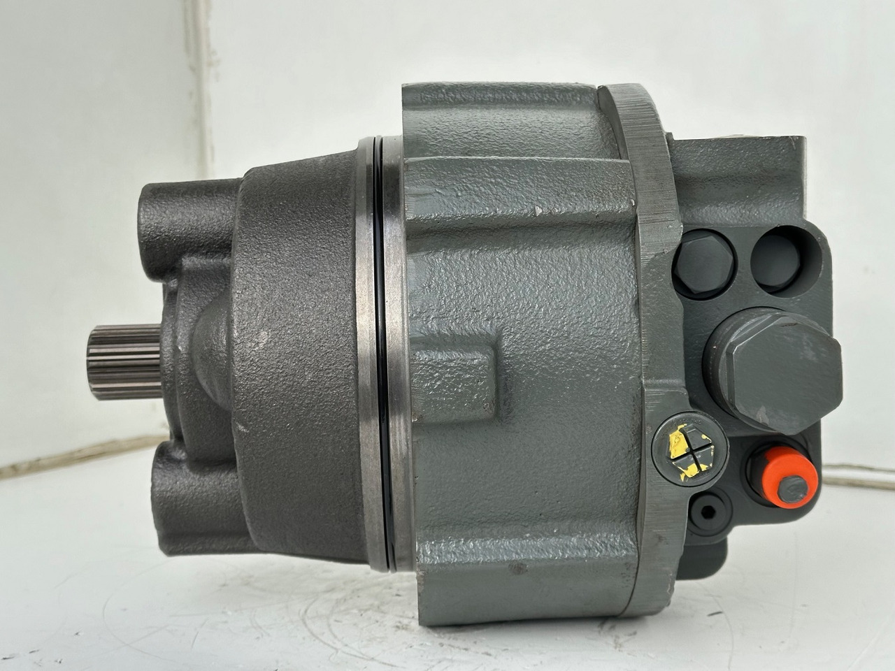Liebherr Hydraulikeinbaumotor CMVE O 135. ID-Nr.10129570 - ID-Nr.11439804. FAT400P112 - FAT550P093. R930, R934, R936, R940, R944, R946, R950T. #10129570.21538# - محرك هيدروليكي - آلات البناء: صورة 3 Liebherr Hydraulikeinbaumotor CMVE O 135. ID-Nr.10129570 - ID-Nr.11439804. FAT400P112 - FAT550P093. R930, R934, R936, R940, R944, R946, R950T. #10129570.21538# - محرك هيدروليكي - آلات البناء: صورة 3