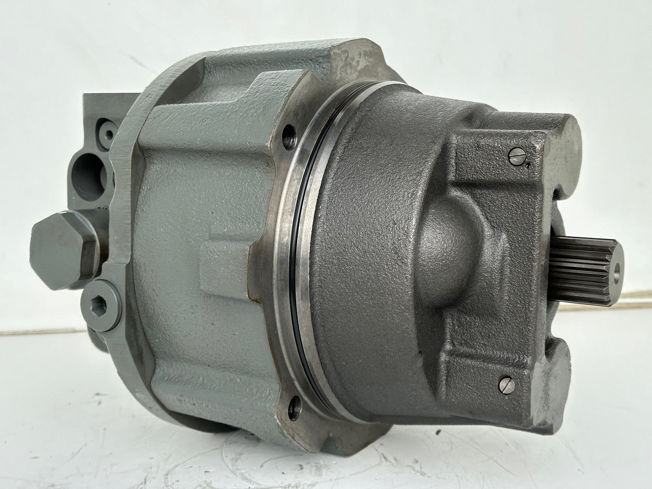 Liebherr Hydraulikeinbaumotor CMVE O 135. ID-Nr.10129570 - ID-Nr.11439804. FAT400P112 - FAT550P093. R930, R934, R936, R940, R944, R946, R950T. #10129570.21538# - محرك هيدروليكي - آلات البناء: صورة 2 Liebherr Hydraulikeinbaumotor CMVE O 135. ID-Nr.10129570 - ID-Nr.11439804. FAT400P112 - FAT550P093. R930, R934, R936, R940, R944, R946, R950T. #10129570.21538# - محرك هيدروليكي - آلات البناء: صورة 2