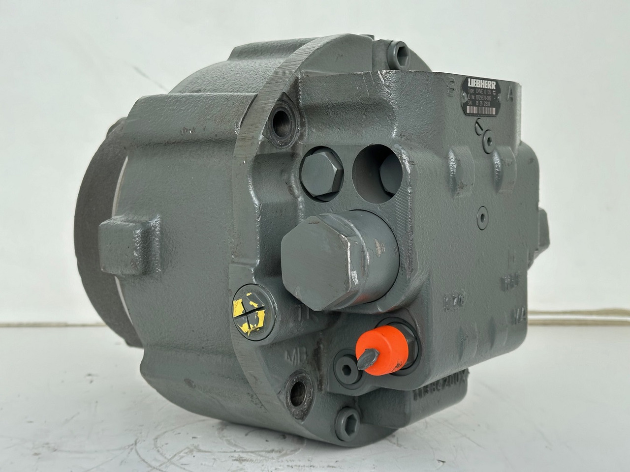 Liebherr Hydraulikeinbaumotor CMVE O 135. ID-Nr.10129570 - ID-Nr.11439804. FAT400P112 - FAT550P093. R930, R934, R936, R940, R944, R946, R950T. #10129570.21538# - محرك هيدروليكي - آلات البناء: صورة 5 Liebherr Hydraulikeinbaumotor CMVE O 135. ID-Nr.10129570 - ID-Nr.11439804. FAT400P112 - FAT550P093. R930, R934, R936, R940, R944, R946, R950T. #10129570.21538# - محرك هيدروليكي - آلات البناء: صورة 5
