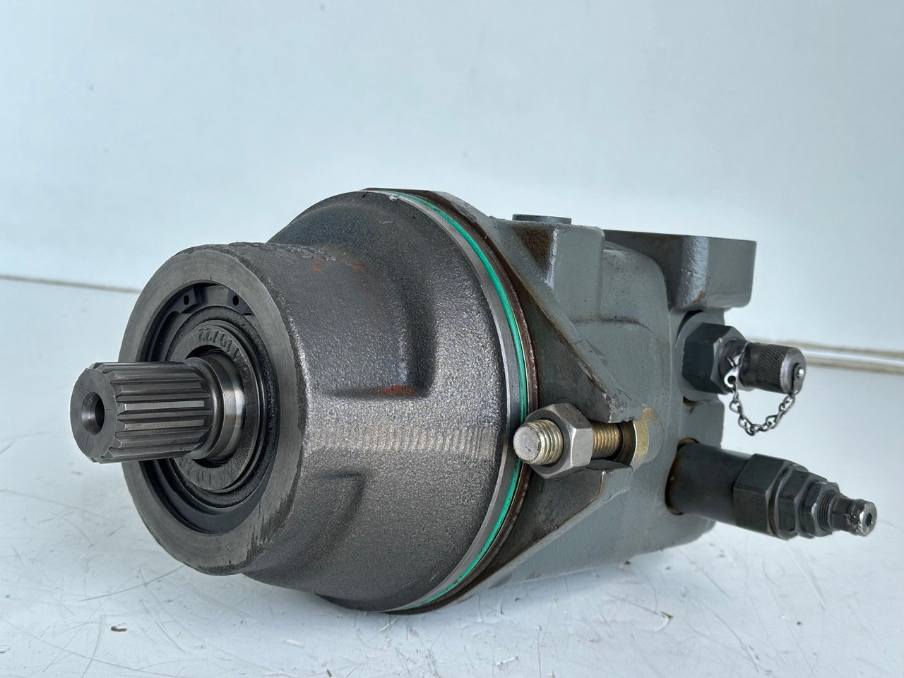 Liebherr Hydraulikeinbaumotor Typ:FMF058, ID-Nr.10122576 - ID-Nr.10145827 - ID-Nr.11371069. LOS1906, P924 COMP , R906, R906 PROTO, R916, R922, R924, R924 COMP, R926 COMP, R926 K LC. #39780# - محرك هيدروليكي - حفارة: صورة 1 Liebherr Hydraulikeinbaumotor Typ:FMF058, ID-Nr.10122576 - ID-Nr.10145827 - ID-Nr.11371069. LOS1906, P924 COMP , R906, R906 PROTO, R916, R922, R924, R924 COMP, R926 COMP, R926 K LC. #39780# - محرك هيدروليكي - حفارة: صورة 1