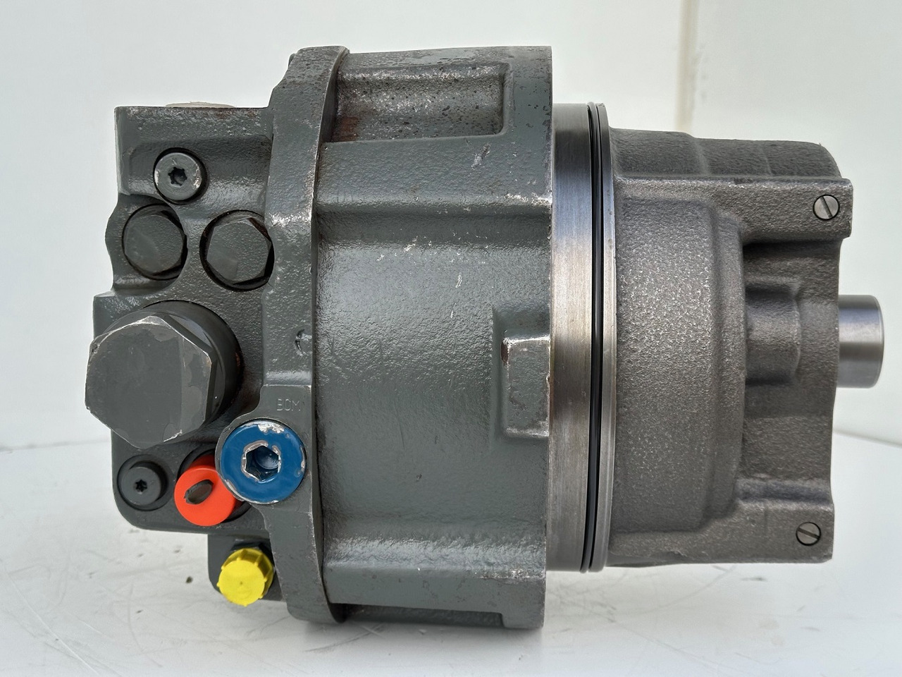 Liebherr Hydraulikeinbaumotor Typ:LH46VE 108. ID-Nr.11428178 . LOS926-1715,R926-1715,R928-1715,R930-1716,R934-1550,R936K-LC,R936K-NLC,R936K-SLC,R938. #11428178.0663# - محرك السفر - آلات البناء: صورة 4 Liebherr Hydraulikeinbaumotor Typ:LH46VE 108. ID-Nr.11428178 . LOS926-1715,R926-1715,R928-1715,R930-1716,R934-1550,R936K-LC,R936K-NLC,R936K-SLC,R938. #11428178.0663# - محرك السفر - آلات البناء: صورة 4