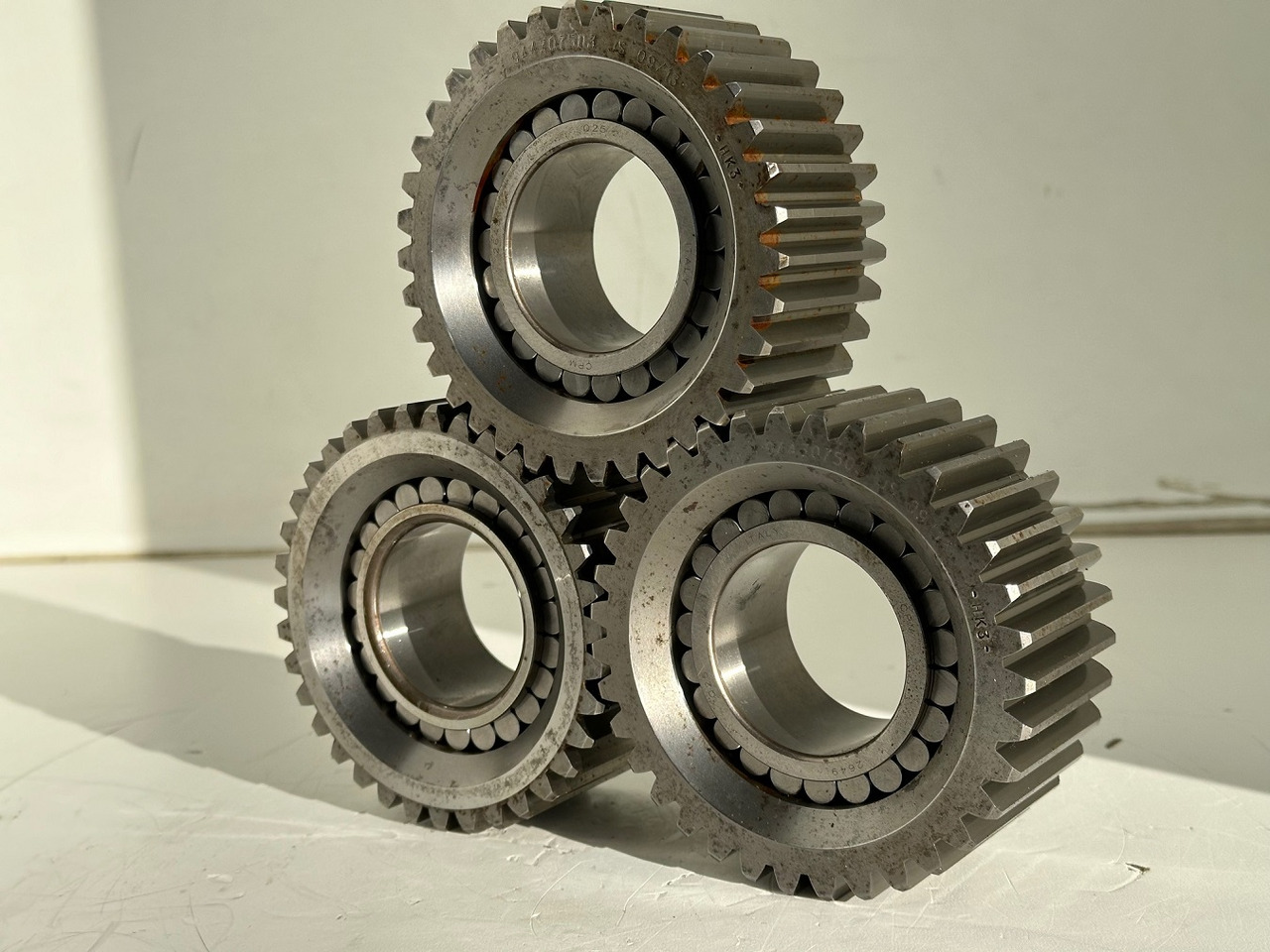 Liebherr Planetenrad ID-Nr.9443074 - ID-Nr.944307403 - ID-Nr.90208594 mit Zylinderrollenlager ID-Nr.7610032 - ID-Nr.761003203. #944307503.18.12# - محرك سوينغ - آلات البناء: صورة 1 Liebherr Planetenrad ID-Nr.9443074 - ID-Nr.944307403 - ID-Nr.90208594 mit Zylinderrollenlager ID-Nr.7610032 - ID-Nr.761003203. #944307503.18.12# - محرك سوينغ - آلات البناء: صورة 1