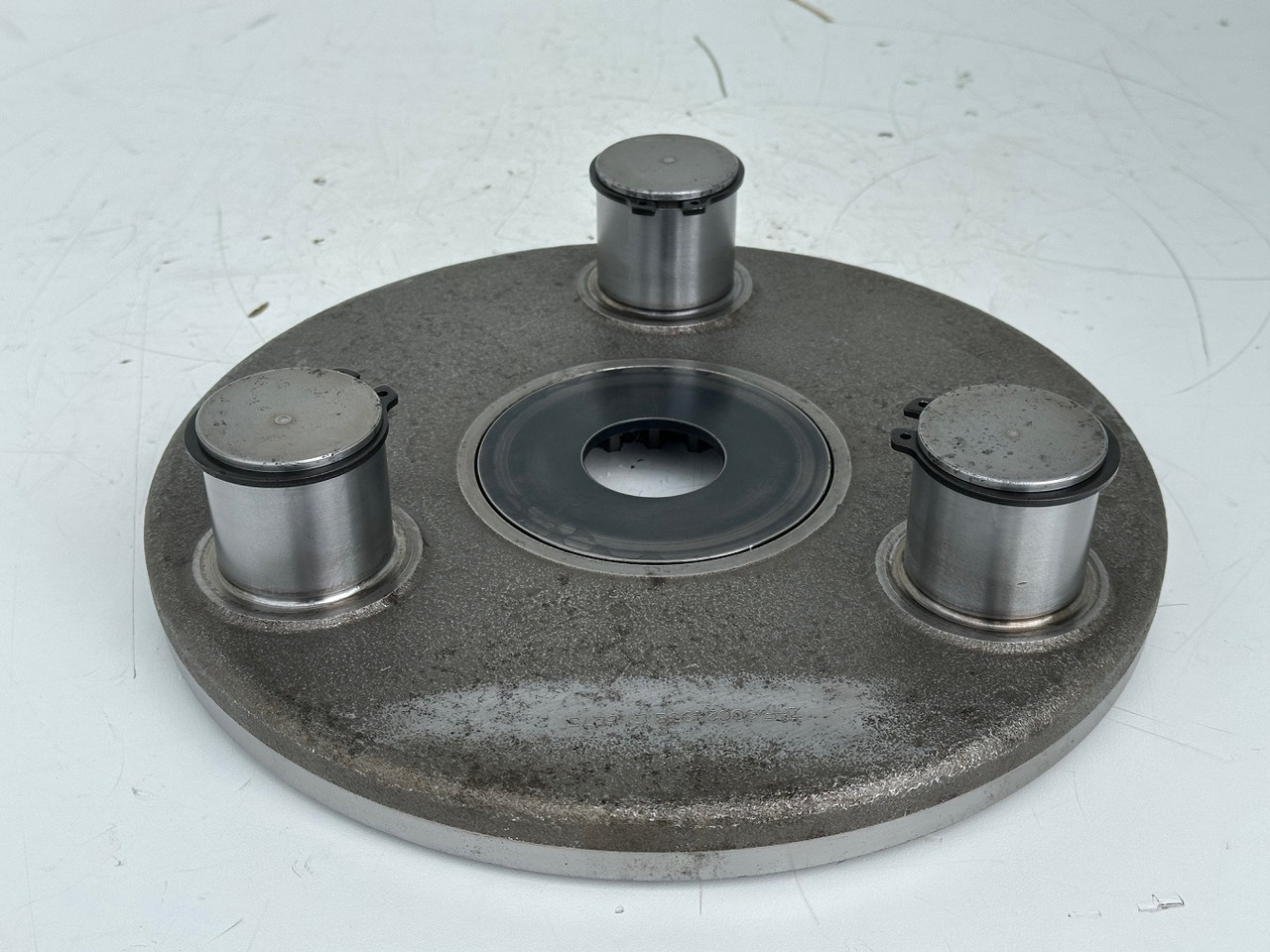 Liebherr Planetenträger ID-Nr.90024938. FAT400P112 -FAT400P130 - FAT400P139. LO1936, LOS926, R926, R928, R930, R934, R936, R940, R944, R946, R950 T. #90024938.C1.6075# - محرك السفر - آلات البناء: صورة 2 Liebherr Planetenträger ID-Nr.90024938. FAT400P112 -FAT400P130 - FAT400P139. LO1936, LOS926, R926, R928, R930, R934, R936, R940, R944, R946, R950 T. #90024938.C1.6075# - محرك السفر - آلات البناء: صورة 2