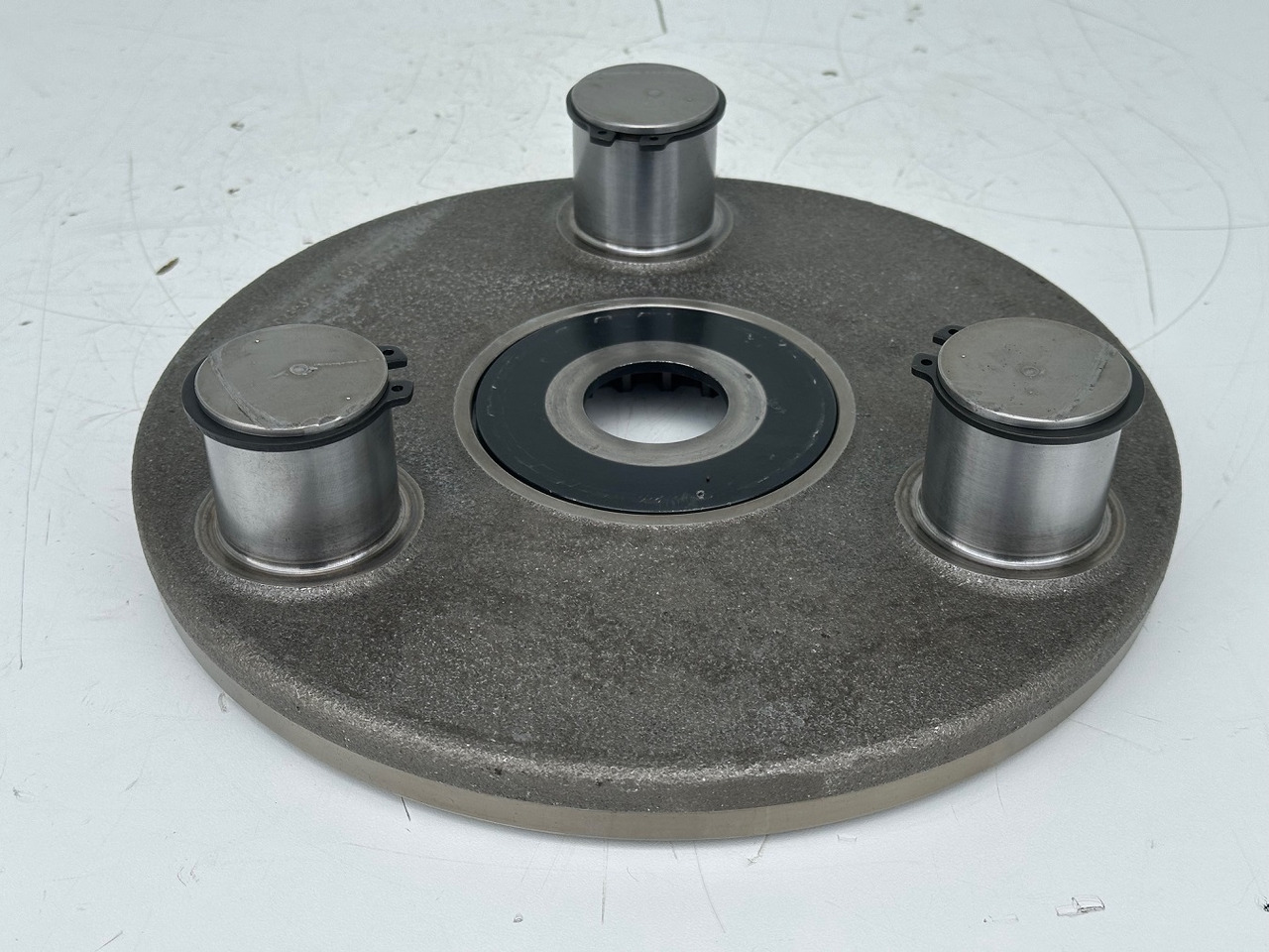 Liebherr Planetenträger ID-Nr.90024938. FAT400P112 -FAT400P130 - FAT400P139. LO1936, LOS926, R926, R928, R930, R934, R936, R940, R944, R946, R950 T. #90024938.L1.6897# - محرك السفر - آلات البناء: صورة 2 Liebherr Planetenträger ID-Nr.90024938. FAT400P112 -FAT400P130 - FAT400P139. LO1936, LOS926, R926, R928, R930, R934, R936, R940, R944, R946, R950 T. #90024938.L1.6897# - محرك السفر - آلات البناء: صورة 2