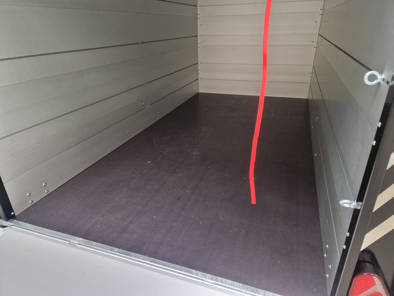 مقطورة دراجة نارية ALUBOXX Deckelanhänger GTB 1500 VT3 Ultra Low 301x151x153cm LED black deal Modell 2025: صورة 9