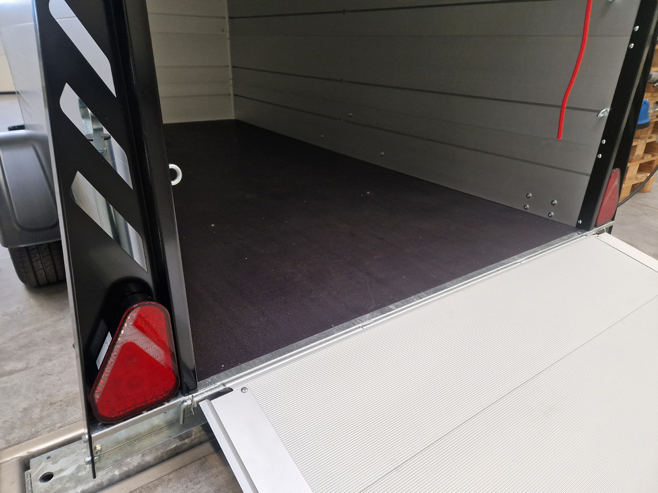 مقطورة دراجة نارية ALUBOXX Deckelanhänger GTB 1500 VT3 Ultra Low 301x151x153cm LED black deal Modell 2025: صورة 10