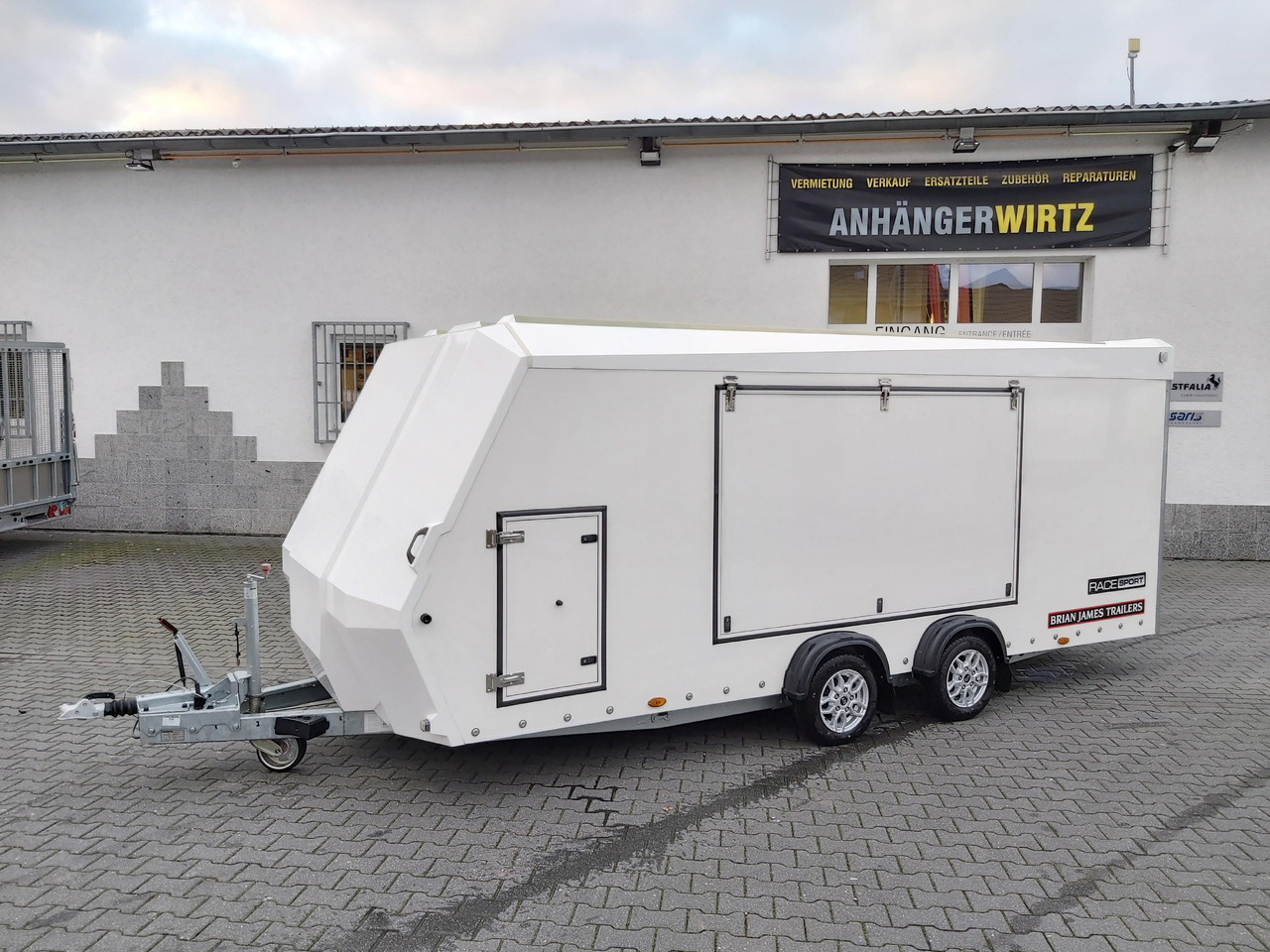 BJT Race Sport Transporter 500x200x175cm Alufelgen 4x12" 2600kg Sonderpreis reduziert - مقطورة صندوق مغلق: صورة 1 BJT Race Sport Transporter 500x200x175cm Alufelgen 4x12" 2600kg Sonderpreis reduziert - مقطورة صندوق مغلق: صورة 1