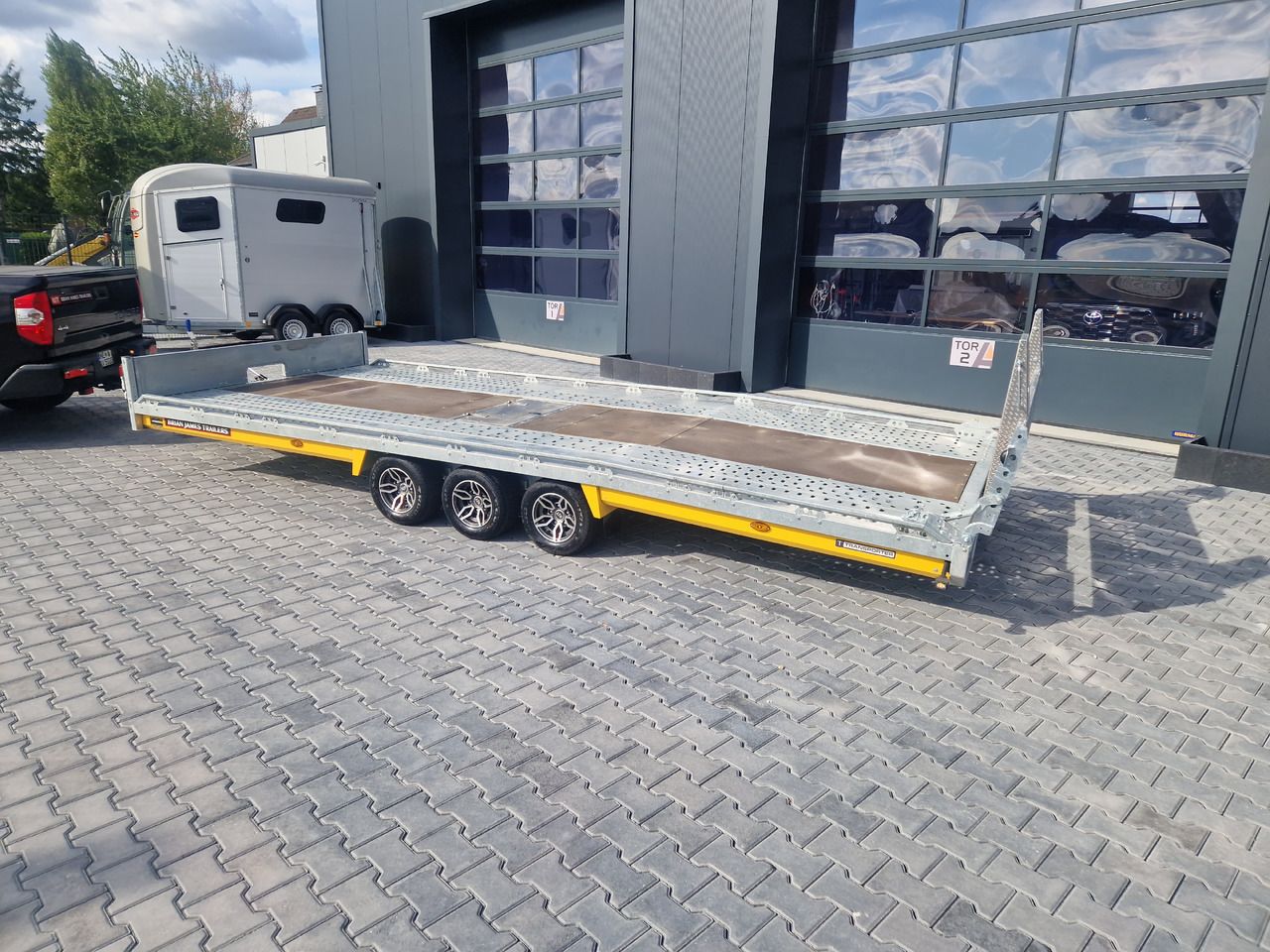 BJT T Transporter 231 550x224cm yellow ankippbar Heckrampe Tridem Alufelgen 10" 3500kg - مقطورة شحن نقل السيارات: صورة 2 BJT T Transporter 231 550x224cm yellow ankippbar Heckrampe Tridem Alufelgen 10" 3500kg - مقطورة شحن نقل السيارات: صورة 2