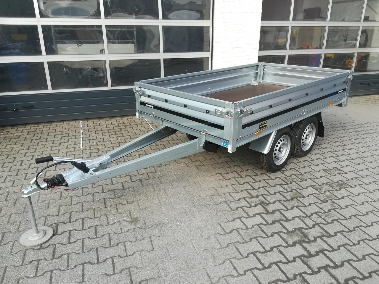 Brenderup 3251 STB 1000 Tandemachse 250x142x35cm (S) 13" 1000kg Januar Aktion - مقطورات مسطحة: صورة 2 Brenderup 3251 STB 1000 Tandemachse 250x142x35cm (S) 13" 1000kg Januar Aktion - مقطورات مسطحة: صورة 2