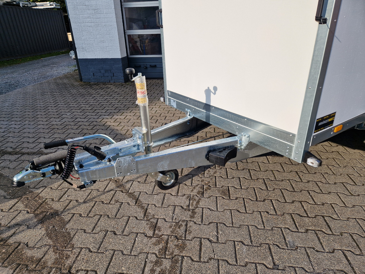 Brenderup Cargo Dynamic CD350 TB R 350x155x185cm Heckrampe Wabenwände (L) 2500kg - مقطورة صندوق مغلق: صورة 1 Brenderup Cargo Dynamic CD350 TB R 350x155x185cm Heckrampe Wabenwände (L) 2500kg - مقطورة صندوق مغلق: صورة 1