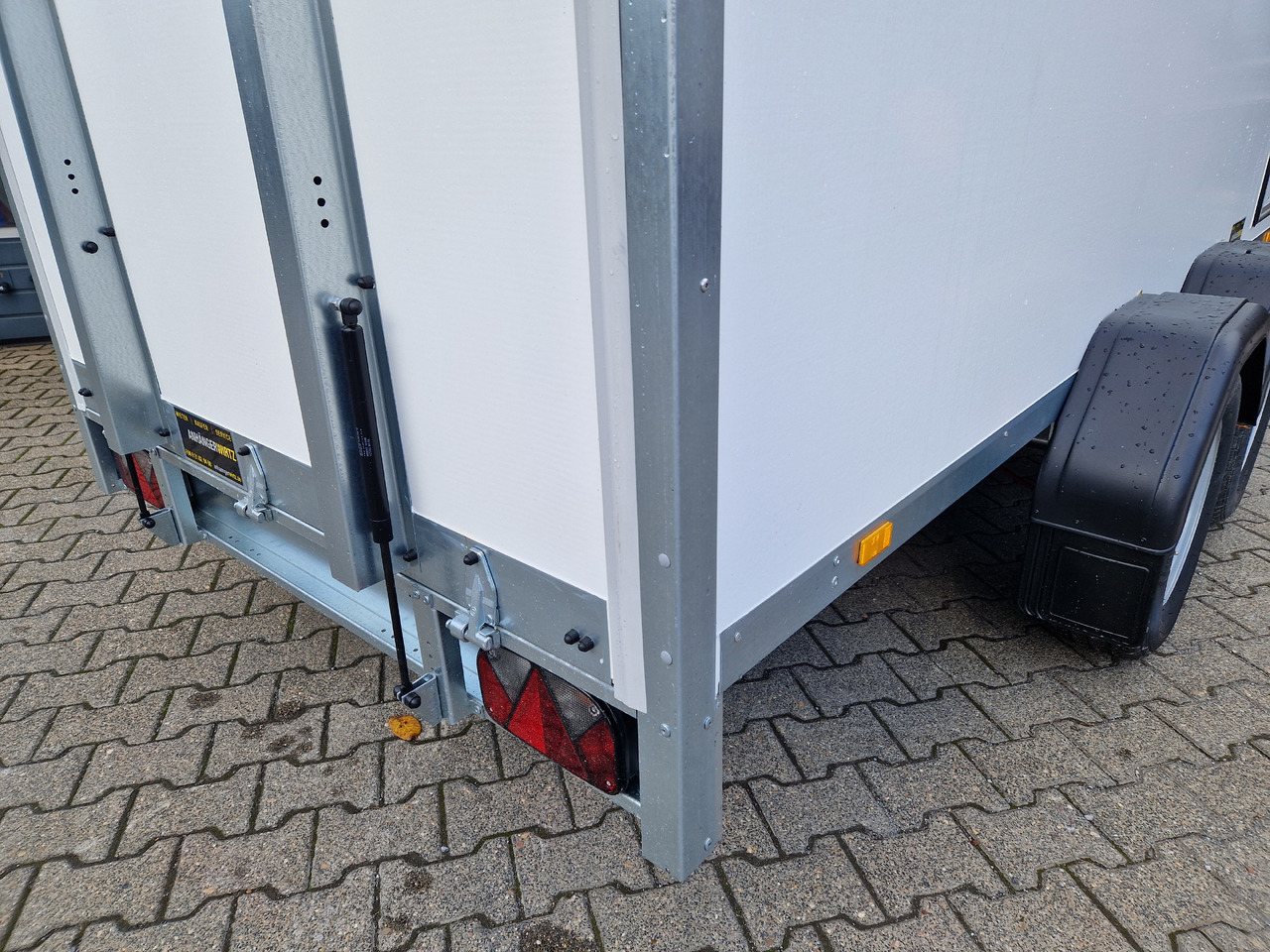 Brenderup Cargo Dynamic CD350 TB R 350x155x185cm Heckrampe Wabenwände (L) 2500kg - مقطورة صندوق مغلق: صورة 2 Brenderup Cargo Dynamic CD350 TB R 350x155x185cm Heckrampe Wabenwände (L) 2500kg - مقطورة صندوق مغلق: صورة 2