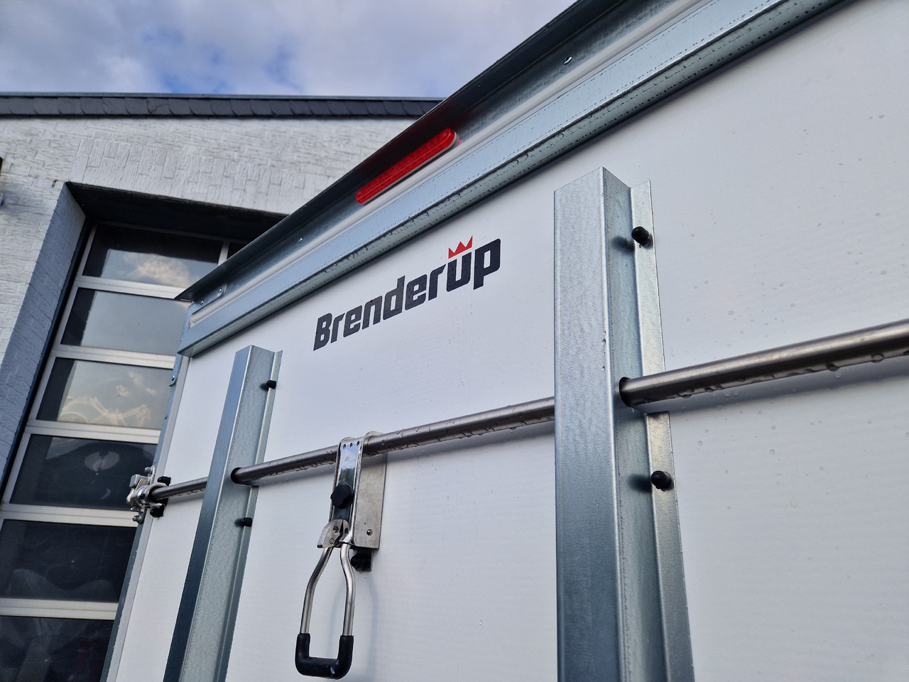 Brenderup Cargo Dynamic CD350 TB R 350x155x185cm Heckrampe Wabenwände (L) 2500kg - مقطورة صندوق مغلق: صورة 3 Brenderup Cargo Dynamic CD350 TB R 350x155x185cm Heckrampe Wabenwände (L) 2500kg - مقطورة صندوق مغلق: صورة 3