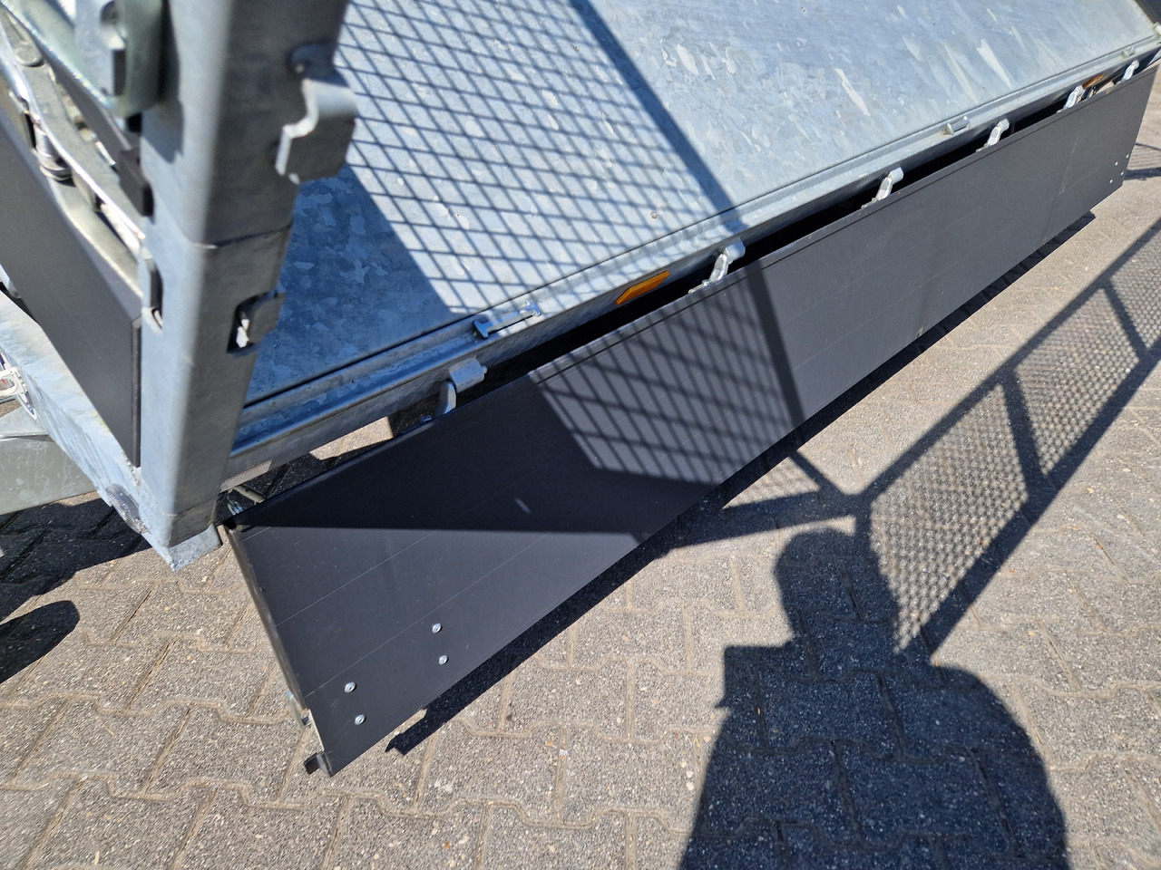 COBALT+ 335x180x40cm black +40cm hohe Aluwände Rampen Stützen Laubgitter 70cm Parabel 3500kg - مقطورة قلاب: صورة 5 COBALT+ 335x180x40cm black +40cm hohe Aluwände Rampen Stützen Laubgitter 70cm Parabel 3500kg - مقطورة قلاب: صورة 5