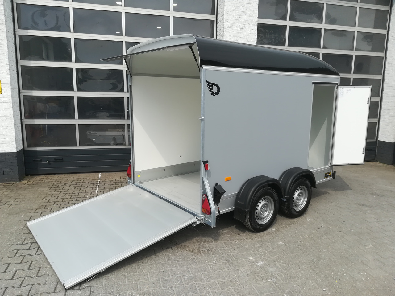 Cargo Roadster 500 312x167x199cm Plywood silvergrey Poly blck Seitentür 100km/H Pullman 2000kg 2025 - مقطورة صندوق مغلق: صورة 1 Cargo Roadster 500 312x167x199cm Plywood silvergrey Poly blck Seitentür 100km/H Pullman 2000kg 2025 - مقطورة صندوق مغلق: صورة 1