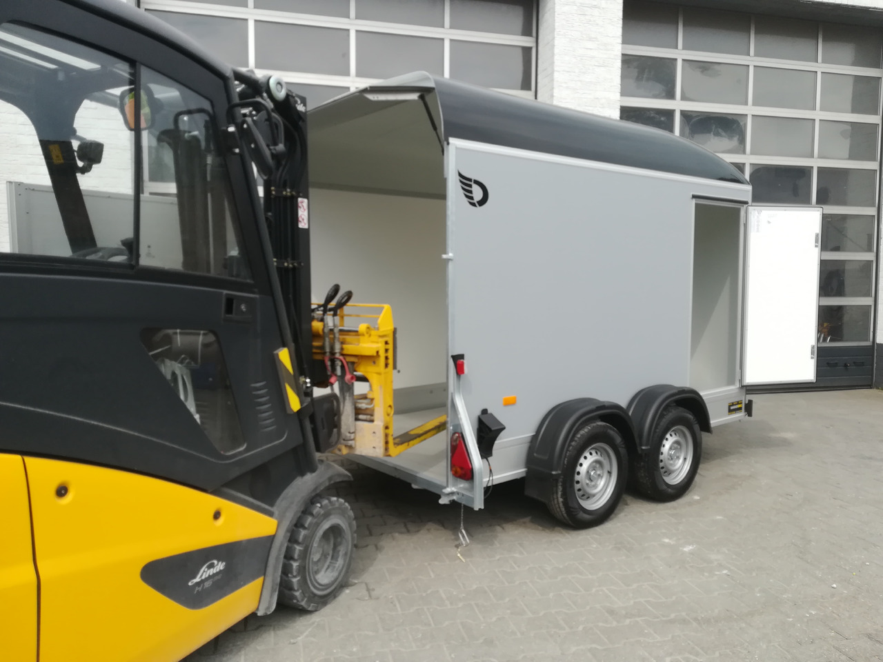 Cargo Roadster 500 312x167x199cm Plywood silvergrey Poly blck Seitentür 100km/H Pullman 2000kg 2025 - مقطورة صندوق مغلق: صورة 2 Cargo Roadster 500 312x167x199cm Plywood silvergrey Poly blck Seitentür 100km/H Pullman 2000kg 2025 - مقطورة صندوق مغلق: صورة 2