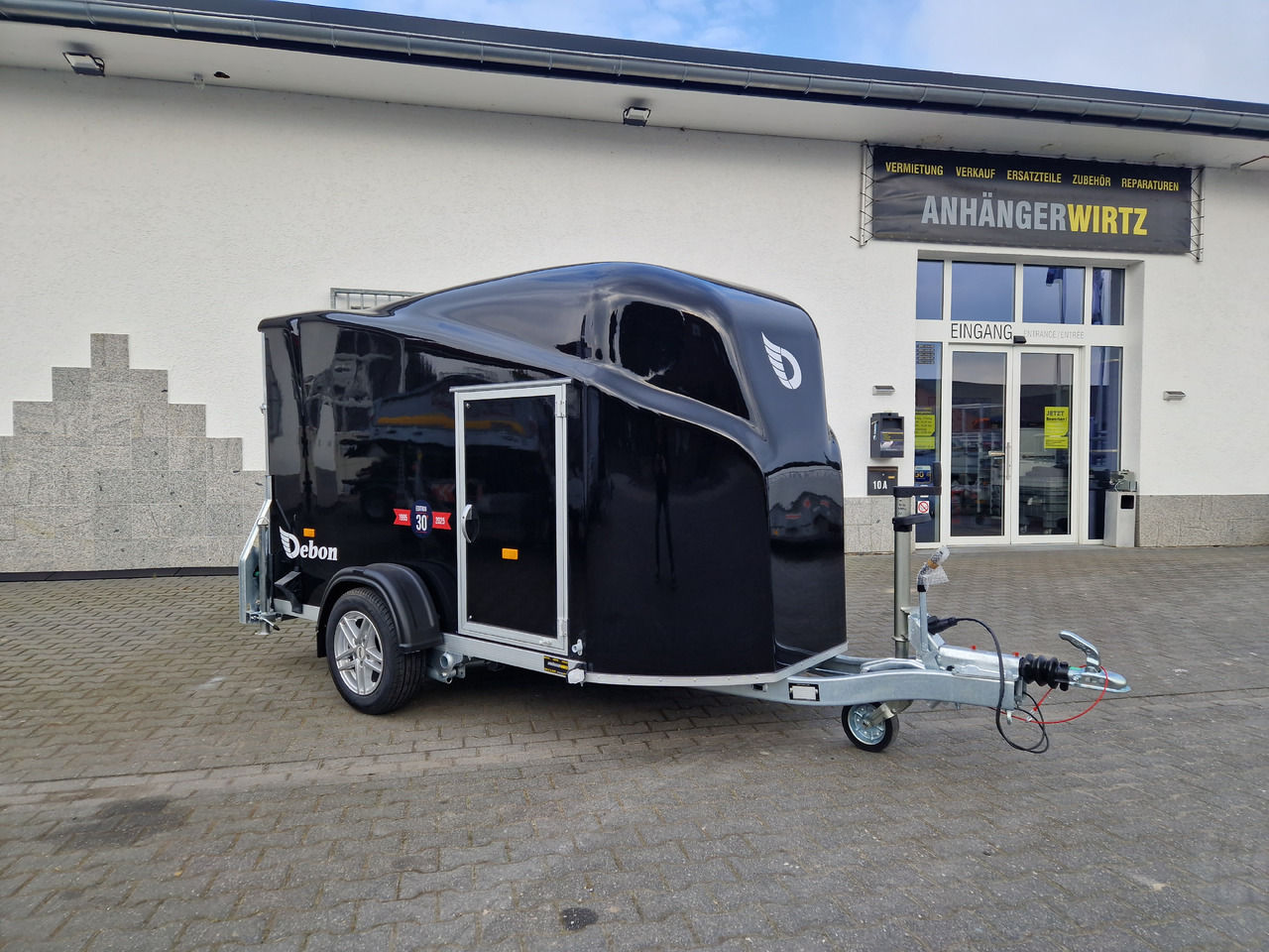 Debon Cargo 1300 300x152x168cm black Seitentür Alufelgen silver Pullman II 100km/H 1300kg Modell 25 - مقطورة سيارة: صورة 1 Debon Cargo 1300 300x152x168cm black Seitentür Alufelgen silver Pullman II 100km/H 1300kg Modell 25 - مقطورة سيارة: صورة 1